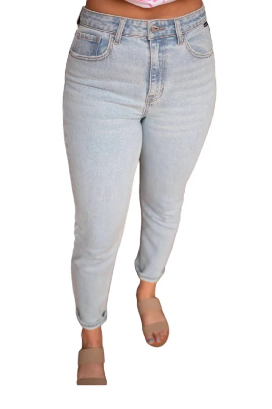 Weekend Savings Spectacle Classic Mom Jeans In Washed Blue